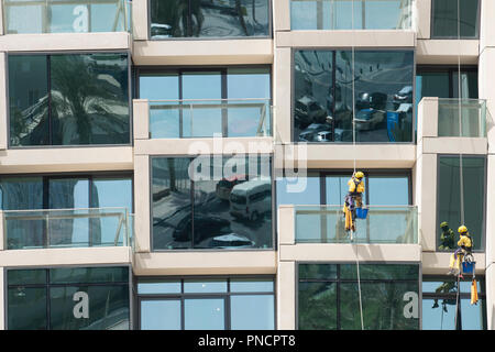 Detail der Fenster und Balkone und Fenster Reinigungsmittel auf neue Hohes Apartmentgebäude in der Innenstadt von Dubai, VAE, Vereinigte Arabische Emirate. Stockfoto