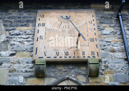 Sonnenuhr an der Wand der St. Lawrence's Kirche in Eyam Derbyshire England. Stockfoto