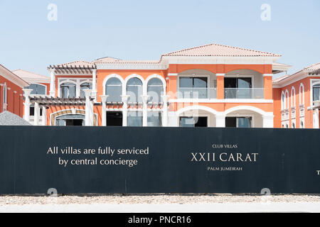Reklametafeln an neuen Luxus Villen zum Verkauf auf der Palm Jumeirah in Dubai, VAE, Vereinigte Arabische Emirate Stockfoto
