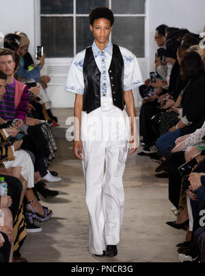 NEW YORK, NY - 10. September 2018: Janaye Furman geht der Start- und Landebahn am Proenza Schouler Frühling Sommer 2019 fashion show während der New York Fashion Week Stockfoto