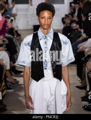 NEW YORK, NY - 10. September 2018: Janaye Furman geht der Start- und Landebahn am Proenza Schouler Frühling Sommer 2019 fashion show während der New York Fashion Week Stockfoto