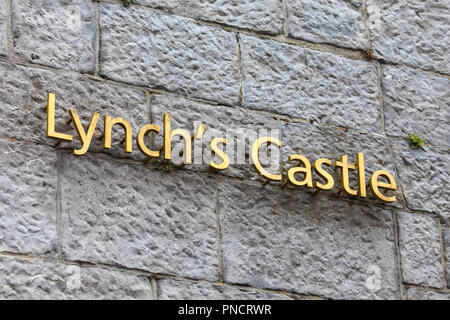 Galway, Irland - 19. August 2018: Das Schild an der Fassade des historischen Lynch Schloss in der Stadt Galway, Republik von Irland. Stockfoto