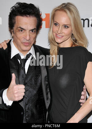 Paul Stanley & Frau Erin Sutton in der Recording Academy und Clive Davis Pre-Grammy 2010 Gala im Beverly Hilton Hotel in Beverly Hills, CA. Die Veranstaltung fand am Samstag, den 30. Januar 2010. Foto von PRPP Pacific Rim Foto Presse. /PictureLux Datei Referenz # PaulStanley WifeErin 13010 PLX nur für redaktionelle Verwendung - Alle Rechte vorbehalten Stockfoto