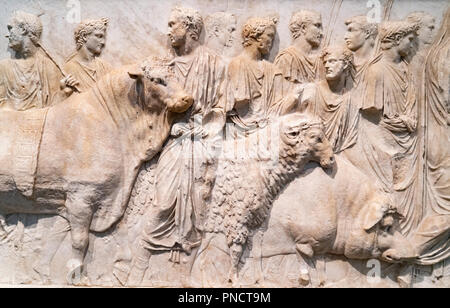 Fragment eines architektonischen Relief zeigt ein Ritual, Opfer, das Römische Reich auf dem Display im Louvre Abu Dhabi, VAE Stockfoto