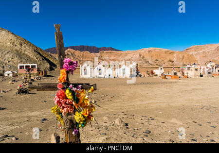 Ein Kreuz mit Blumen in einem alten Friedhof, in der Wüste, zwischen Cahi und San Carlos in der Provinz Salta, Argentinien Stockfoto