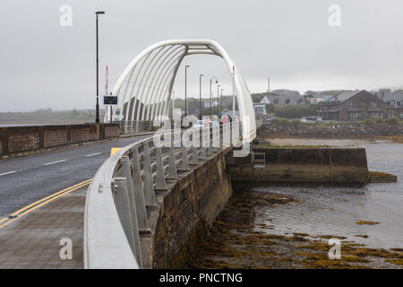 County Mayo, Irland - 21 August 2018: Ein Blick auf die Michael Davitt Brücke, von Achill Island in die Republik Irland Festland überquert. Stockfoto