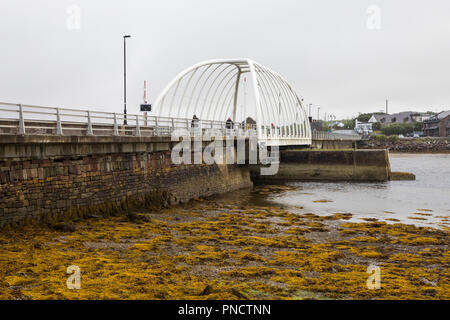 County Mayo, Irland - 21 August 2018: Ein Blick auf die Michael Davitt Brücke, von Achill Island in die Republik Irland Festland überquert. Stockfoto