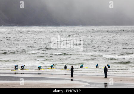 County Mayo, Irland - 21 August 2018: Surfer auf der schönen Kiel Strand auf Achill Island in der Republik Irland. Stockfoto