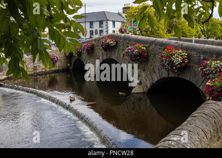 County Mayo, Irland - 21 August 2018: eine Brücke über den Fluss Carrowbeg in der wunderschönen irischen Stadt Westport. Stockfoto