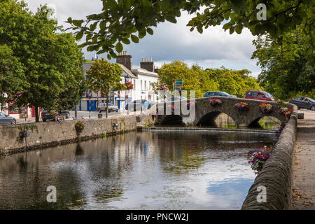 County Mayo, Irland - 21 August 2018: eine Brücke über den Fluss Carrowbeg in der wunderschönen irischen Stadt Westport. Stockfoto