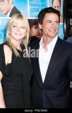 Rob Lowe mit seiner Frau Sheryl Berkoff bei US-Premiere der Erfindung der Lüge im Grauman Chinese Theatre in Hollywood, CA am Montag, 21. September 2009 statt. Foto von PRPP/PictureLux Datei Referenz # RobLoweSheryl01 92109 PRPP nur für redaktionelle Verwendung - Alle Rechte vorbehalten Stockfoto