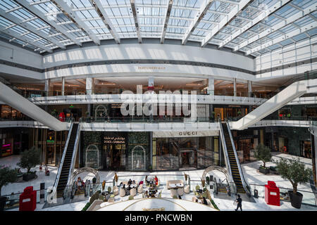 Innenraum der neuen Erweiterung der Dubai Mall, der Fashion Avenue, Gehäuse high-end Geschäfte und Einkaufszentren mit Luxus Marken, in Dubai, vereinigte arabische Emirat Stockfoto