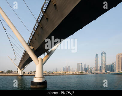 Ansicht der Fußgängerbrücke die neue Dubai Wasser Kanal überqueren einer Wasserstraße, die in Dubai Creek und das Meer verbindet. Vae, Vereinigte Arabische Emirate Stockfoto