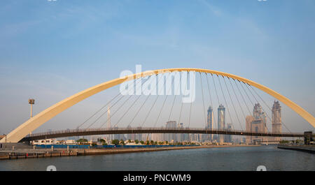 Ansicht der Toleranz Brücke, eine Brücke die Neue Dubai Wasser Kanal überqueren einer Wasserstraße, die in Dubai Creek und das Meer verbindet. Vae, Vereinigte Arabische Emir Stockfoto