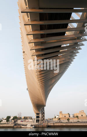Blick auf die Fußgängerbrücke überqueren neue Dubai Wasser Kanal einer Wasserstraße, die in Dubai Creek und das Meer verbindet. Vae, Vereinigte Arabische Emirate Stockfoto