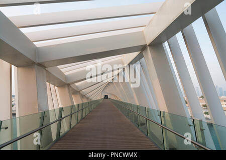 Blick auf die Fußgängerbrücke überqueren neue Dubai Wasser Kanal einer Wasserstraße, die in Dubai Creek und das Meer verbindet. Vae, Vereinigte Arabische Emirate Stockfoto
