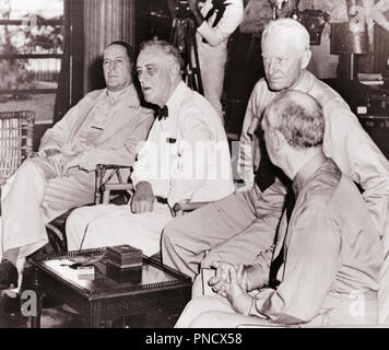 1940 HONOLULU KONFERENZ VOM 28. JULI 1944 Präsident Roosevelt GENERAL MacARTHUR ADMIRAL NIMITZ ADMIRAL LEAHY Pearl Harbor in Hawaii - asp fwp 3113 ASP001 HARS POLITIK PEARL HARBOR ZUSAMMENARBEIT ENTSCHEIDUNGEN FÜHRER Mitte - Mitte - erwachsenen Mann NIMITZ 1944 SCHWARZ UND WEISS KAUKASISCHEN ETHNIE GENERAL DOUGLAS MACARTHUR ALTMODISCH Stockfoto