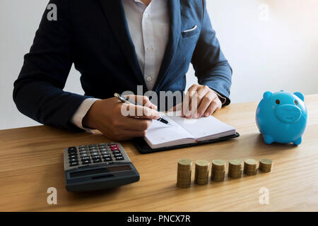 Unternehmer die Kosten berechnen jeden Tag das Geld zu halten. Finanzen Konzept. Stockfoto