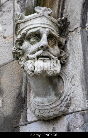 Eine Skulptur von einem irischen König - Brian Boru, an der Außenseite der Königlichen Kapelle in Dublin Castle in der historischen Stadt von Dublin, Republik Ir entfernt Stockfoto