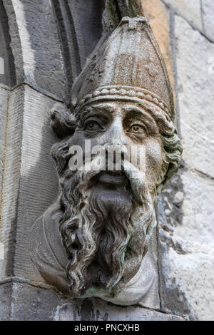 Eine Skulptur des Hl. Patrick, auf der Außenseite der Königlichen Kapelle in Dublin Castle in der historischen Stadt von Dublin, Republik von Irland entfernt. Stockfoto