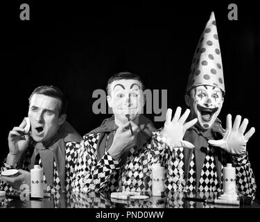 1950er Jahre 1960er Jahre TRIPTYCHON COMPOSITE DREI BILDER VON MENSCH CLOWN ANWENDUNG MAKE-UP ZU REINIGEN GESICHT VOR WÄHREND NACH-c 3099 DEB001 HARS FEIER JOBS STUDIO SHOT ÄNDERN KOPIEREN RAUM MIT HALBER LÄNGE MAKE-UP PERSONEN MÄNNER UNTERHALTUNG VERTRAUEN AUSDRÜCKE B&W CLOWNS AUGENKONTAKT PERFORMING ARTS SKILL VOR BESETZUNG GLÜCK FÄHIGKEITEN MAKE-UP SONDERBAREN KOPF UND SCHULTERN INTERPRET COMPOSITE TRADITION ZANY UNKONVENTIONELLE DER ENTERTAINER BERUFE POLITIK TRIPLE WHITEFACE VERBINDUNG COULROPHOBIA KONZEPTIONELLE MEHRFACHBELICHTUNG AKTEURE STILVOLLE VARIATION DEB001 IDIOSYNKRATISCHE BILDER LUSTIGE KREATIVITÄT EXZENTER Stockfoto