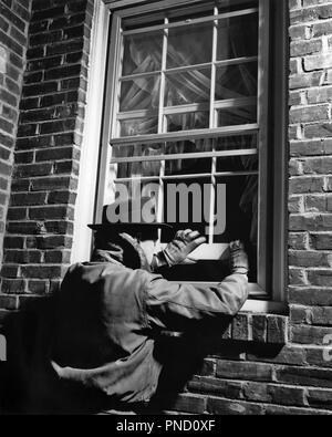 1950 DIEB MANN MIT HUT HANDSCHUHE JACKE BRECHEN IN BRICK HOUSE ÖFFNEN FENSTER NACHTS-c 6207 HAR 001 HARS MÄNNER RISIKO RÄUBER STEHLEN B&W WINDOWS DIEB RAUB KATASTROPHENSCHUTZ ÄUSSERE NIEDRIGEN WINKEL GELEGENHEIT BERUFE EINBRUCH KONZEPTIONELLEN BRUCH IN EINBRUCH KAPITALVERBRECHEN illegale Mitte - Mitte - erwachsenen Mann NACHTS SCHWARZ UND WEISS KAUKASISCHEN ETHNIE HAR 001 ALTMODISCH DIEBSTAHL Stockfoto