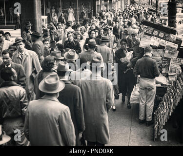 1950er Jahre überfüllten Stadt Straße KÄUFER ARBEITNEHMER PENDLER VORBEI BÜRGERSTEIG ZEITUNGSKIOSK 11 STREET PHILADELPHIA, PA USA-c 6864 HAR 001 HARS 1 VIELE STIL KOMMUNIKATION MASSEN WEIBCHEN MONTAGE MÄNTEL USA GEGEN IN VOLLER LÄNGE DAMEN MASSE PERSONEN, DIE VEREINIGTEN STAATEN VON AMERIKA MÄNNER FUSSGÄNGER ZUSCHAUER B&W SAMMLUNG SHOPPER SHOPPER KOPF UND SCHULTERN HOHEN WINKEL PENDLER ÖSTLICHEN TIDE afrikanische Amerikaner, AFRICAN-AMERICAN PA ZEITUNGSKIOSK SCHWARZ ETHNIZITÄT RICHTUNG DER OSTKÜSTE ZUSAMMENARBEIT THRONG TEILNAHME SCHWARZ UND WEISS KAUKASISCHEN ETHNIE Stadt der brüderlichen Liebe HAR 001 ALTMODISCH PAS ÜBERLASTET Stockfoto