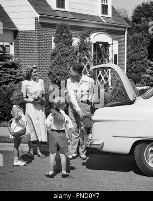 1940er Jahre 1950er Jahre FAMILIE PACKEN DER KOFFERRAUM mit Picknick Körbe Thermoskanne und Spielzeug - c 844 HAR 001 HARS EHEMANN VATER VIER MAHLZEIT MOM KLEIDUNG NOSTALGISCHE AKTIVE PAAR 4 VERPACKUNG MÜTTER ALTE ZEIT NOSTALGIE BRUDER OLD FASHION AUTO SCHWESTER 1 JUVENILE STYLE FAHRZEUG TEAMWORK URLAUB KINDER FAMILIEN FREUDE LIFESTYLE FRAUEN VERMÄHLT BRÜDER EHEPARTNER EHEMÄNNER LEBEN ZU HAUSE KOPIEREN RAUM FREUNDSCHAFT IN VOLLER LÄNGE DAMEN TÖCHTER PERSONEN WOHN- AUTOMOBIL MÄNNER TRUNK GEBÄUDE GESCHWISTER SCHWESTERN TRANSPORT VÄTER B&W ZEIT AKTIVITÄT GLÜCK ABENTEUER FREIZEIT UND AUTOS GETAWAY VATIS AUSSEN ERHOLUNG THERMOSKANNE Stockfoto