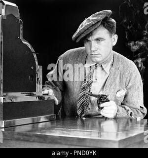 1930er Jahre Mensch verzweifelte KRIMINELLE MIT SMOKING GUN AN DER KASSE begeht einen ÜBERFALL RAUB KRIMINALITÄT-c 8475 HAR 001 HARS KRIMINELLEN WAFFEN WAFFE LIFESTYLE Schauspieler mit halber Länge PERSONEN CHARAKTER MÄNNER RISIKO RÄUBER AUSDRÜCKE STEHLEN B&W TRAURIGKEIT KERL bewaffneten Raub INTERPRET REVOLVER AN ENTERTAINER ÜBERFALL BERUFE GANGSTER NOIR KONZEPTIONELLE SCHAUSPIELER GEWALTTÄTIGEN VERSCHÄRFT STICK UP BEGEHEN ANIMATEURE FEUERWAFFE FEUERWAFFEN Mitte - Mitte - erwachsenen Mann DARSTELLER PISTOLE BEDROHUNG bedrohliche schwarze und weiße KAUKASISCHEN ETHNIE VERZWEIFELTE HAR 001 ALTMODISCHE KRAFT Stockfoto