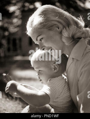 1960 LÄCHELNDE BLONDE MUTTER MIT KIND MIT BLATT-j 11262 CLE003 HARS JUVENILE BLOND SICHERHEIT junger Erwachsener SICHERHEIT STARKE SÖHNE GERNE FAMILIEN FREUDE PARENTING FRAUEN GESUNDHEIT LEBEN ZU HAUSE KOPIEREN RAUM FÜRSORGLICHE MÄNNER B&W KLEINKINDER TRÄUME GLÜCK KOPF UND SCHULTERN BLATT SCHUTZ liebevollen Lächeln freudigen MUTTERSCHAFT BABY BOY PERSÖNLICHE ANLAGE ZUNEIGUNG EMOTION WACHSTUM jugendliche Mütter Miteinander junger Erwachsener FRAU SCHWARZ UND WEISS KAUKASISCHEN ETHNIE ALTMODISCH Stockfoto