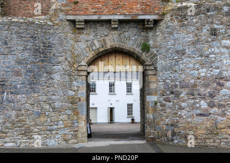 Das Eingangstor zum historischen Dungarvan Castle im County Waterford, Irland. Stockfoto