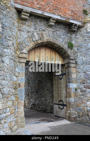 Das Eingangstor zum historischen Dungarvan Castle im County Waterford, Irland. Stockfoto