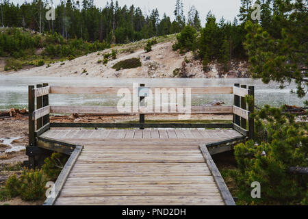 Boardwalk und Aussichtsplattform auf sauren See, einem geothermischen Funktion im Yellowstone National Park Stockfoto