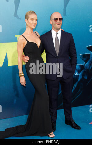 Rosie Huntington-Whiteley, Jason Statham bei der Premiere von Warner Bros.'' Das Meg' an der TCL Chinese Theatre in Hollywood, CA, 6. August 2018 statt. Foto von Joseph Martinez/PictureLux Stockfoto