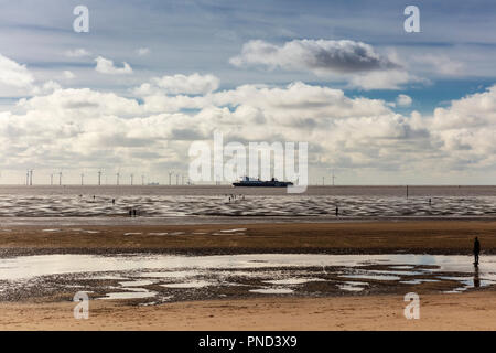 Einsame Strand am Crosby in der Nähe von Liverpool mit Gusseisen Skulpturen "einem anderen Ort" von Antony Gormley. Stockfoto