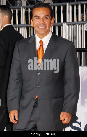 Bürgermeister Antonio Villaraigosa Los Angeles am Los Angeles Premiere von Michael Jacksons anreisen, "Das ist es", gehalten an der Nokia Theater in Los Angeles, CA. Die Veranstaltung fand am Dienstag, 27. Oktober 2009 statt. Foto: Pedro Ulayan Pacific Rim Foto Presse. /PictureLux Datei Referenz # Antonio Villaraigosa 102709 1 PRPP nur für redaktionelle Verwendung - Alle Rechte vorbehalten Stockfoto