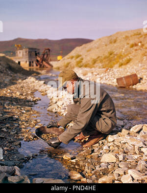 1960 einsame HOFFNUNGSVOLLER MENSCH PROSPECTOR PANNING FÜR VERPASSTE GOLD IN VERMINTEN OUT STREAM IN ALASKA USA-kr 23511 FRT001 HARS ERFOLG ALASKA SKILL VERSUCHUNG AKTIVITÄT UNTERHALTUNG TRÄUME ABENTEUER DISCOVERY HOBBY STÄRKE STRATEGIE PROSPECTOR INTERESSE HOBBYS WISSEN FREIZEIT ZEITVERTREIB HOFFNUNGSVOLLE FREUDE AN GELEGENHEIT BERUFE KONZEPTIONELLE VERPASST LONE PANNING, 49. Mitte - Mitte - erwachsenen Mann ENTSPANNUNG AK AMATEUR KAUKASISCHEN ETHNIE CREEK GENUSS erkunden, ALTMODISCHE WÜNSCHE Stockfoto