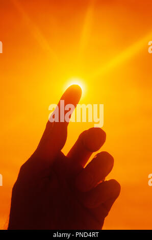 2000 s ANONYME SILHOUETTED HAND FINGER, BIS ZU TOUCH SUN LIGHT RELIGIÖSE SYMBOLISCHE-ks 26896 FEL001 HARS WÄRME DIE NATUR KOPIEREN RAUM INSPIRATION sonnig warmen SYMBOLE SILHOUETTEN SPIRITUALITÄT UMRISSE RAY ENERGIE FREIHEIT ERFOLG SUCHE VISION TRÄUME ABENTEUER DISCOVERY SCHUTZ RELIGIÖSEN SILHOUETTED SYMBOLIK WAHL AUFREGUNG WISSEN FÜHRUNG MÄCHTIGE FORTSCHRITTE FRAGE HOFFNUNGSVOLLE RICHTUNG INNOVATION GELEGENHEIT, LEISTUNG ERREICHEN WAHRHEIT BERÜHRT KONZEPTIONELLE CLOSE-UP FANTASIE STILVOLLE SUN RAY ANONYME UNMÖGLICH ZWECK SUN LIGHT SYMBOLISCHE ERREICHEN KREATIVITÄT BEMÜHEN, grafische Übersicht Stockfoto