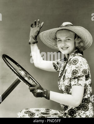 1930er Jahre 1940er Jahre lächelnde Frau mit STROHHUT SUN DRESS FAHRERHANDSCHUHE WINKEN HOLDING AUTOMOBIL LENKRAD AUF KAMERA-m 6232 HAR 001 HARS KOMMUNIKATION junger Erwachsener GERNE FREUDE LIFESTYLE FRAUEN IM STUDIO SHOT COPY SPACE FREUNDSCHAFT halber Länge DAMEN PERSONEN AUTOMOBIL VERTRAUEN TRANSPORT B&W AUGENKONTAKT GLÜCK FRÖHLICH STILE AUTOS LENKRAD LÄCHELT AUTOMOBILE FREUDIGE STILVOLLE MODE JUNGE ERWACHSENE FRAU SCHWARZ UND WEISS KAUKASISCHEN ETHNIE HAR 001 ALTMODISCH Stockfoto