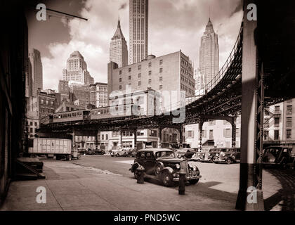 1930er Jahre DOWNTOWN FINANCIAL DISTRICT KURVE DER DRITTEN AVENUE HOCHBAHN an COENTIES SLIP NEW YORK CITY USA-q 36042 CPC 001 HARS ERHÖHTEN FAHRZEUGE GEBÄUDE NEW YORK CITY EISENBAHNEN schwarze und weiße Kurve BEZIRK EAST SIDE EL FINANCIAL DISTRICT ALTMODISCHE WOLKENKRATZER Stockfoto