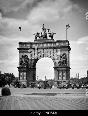 1920er Jahre die Matrosen und Soldaten ARCH im Grand Army Plaza Brooklyn, New York, USA-q 49595 CPC 001 HARS BILDHAUER CALVERT VAUX GRAND ARMY PLAZA AMERIKANISCHER BÜRGERKRIEG SCHLACHTEN SCHWARZ UND WEISS BÜRGERKRIEG KONFLIKTE Frederick Law Olmsted ALTMODISCH Stockfoto