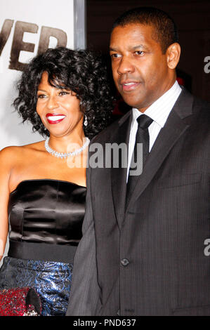 Denzel Washington mit seiner Frau Pauletta am Los Angeles Premiere von BUCH VON ELI am Grauman Chinese Theatre in Hollywood, CA am Montag, 11. Januar 2010 statt. Foto von Pedro Ulayan Pacific Rim Foto Presse. /PictureLux Datei Referenz # DenzelWashingtonPaul01 11110 PLX nur für redaktionelle Verwendung - Alle Rechte vorbehalten Stockfoto