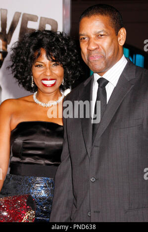 Denzel Washington mit seiner Frau Pauletta am Los Angeles Premiere von BUCH VON ELI am Grauman Chinese Theatre in Hollywood, CA am Montag, 11. Januar 2010 statt. Foto von Pedro Ulayan Pacific Rim Foto Presse. /PictureLux Datei Referenz # DenzelWashingtonPaul02 11110 PLX nur für redaktionelle Verwendung - Alle Rechte vorbehalten Stockfoto