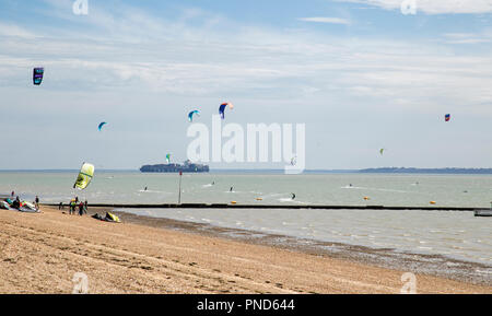 Southend-on-Sea, Essex, England, September 2018, Kite Surfer genießen spät Sommer Sonnenschein. Stockfoto