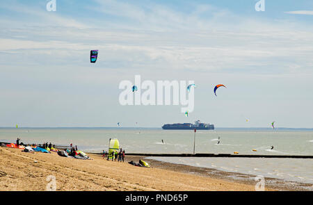 Southend-on-Sea, Essex, England, September 2018, Kite Surfer genießen spät Sommer Sonnenschein. Stockfoto