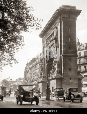 1920 s Automobile, Porte Saint Denis ARCH BEI SAINT DENIS BOULEVARD ERSTE VON VIER TRIUMPHAL DENKMÄLER IN PARIS FRANKREICH - r 3826 HAR 001 HARS BILDHAUER 1672 TORBOGEN GEBOTEN BÖGEN SCHWARZ UND WEISS HAR 001 LOUIS XIV MONUMENTALEN OBELISKEN ALTMODISCHEN Pariser Triumphbogen Stockfoto