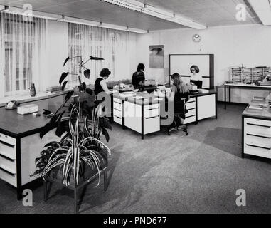 1970 s, Verwaltungspersonal an Ihrem Schreibtisch in einem Büro der Swiss Banking Corporation, Basel, Schweiz. Stockfoto