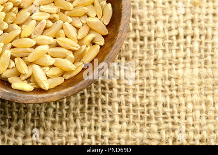 Eine Tasse Weizen einen Sack Stockfoto