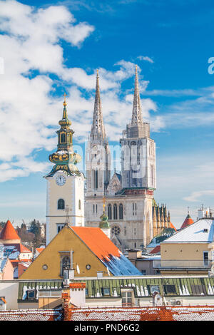 Panoramablick auf die Kathedrale in Zagreb, Kroatien, von der oberen Stadt, Winter, Schnee auf Dächern Stockfoto