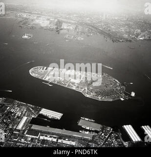 1950, historische, Luftaufnahme von Governers Island, New York City, USA, in den New Yorker Hafen instrumentenbrett elektrisch Lower Manhattan und Brooklyn. Stockfoto